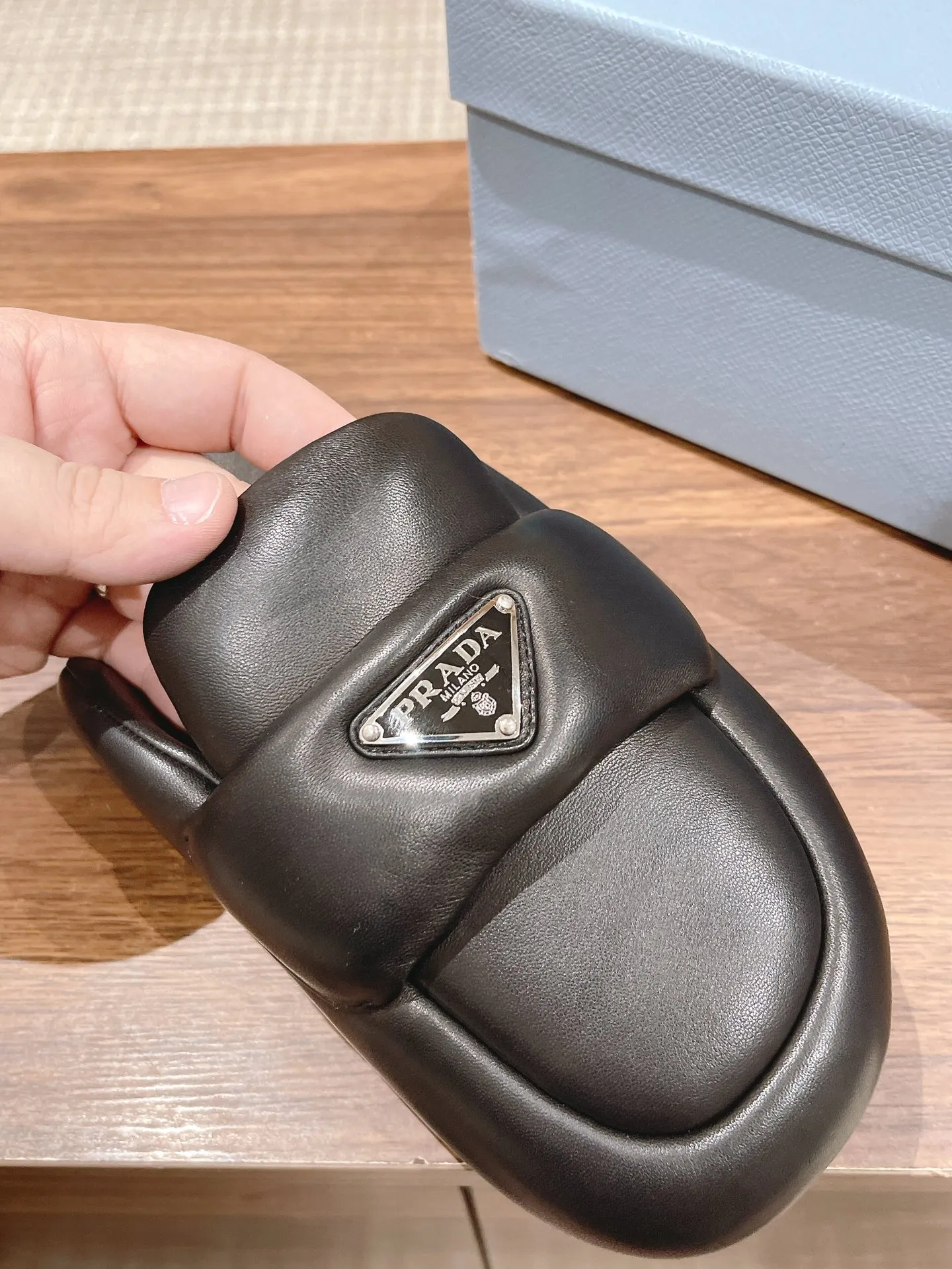 👟👟Ex-factory price P480👟👟 👟👟Ex-factory price PRADA Prada 2023 spring and summer bread slippers series, ⚠️exclusive version shipped! Authentic product 36/1, disassembled co👟👟 ex-factory price Py bread series without dismantling the original product, can only make the shape similar! To achieve a soft and bulging effect, we customized three layers of sponges that are consistent with the original but have different densities and textures. The production process is also very complex! Attached: Genuine disassembly display + bulk genuine comparison picture set! The upper is made of imported sheepskin, the lining is also made of dough, and the water table is also made of dough! The sole is a custom-made rubber foam outsole. The density, weight and texture are consistent with the original ones. They are not ready-made in the market. 👟👟Ex-factory price Pu foam outsole! Size: 35-41